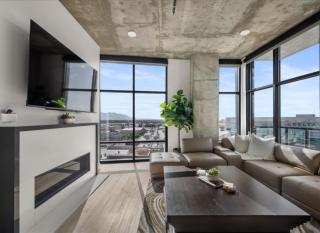 Sky High Views Lux 2bd 2ba Rooftop Pool HTub Gym - 5
