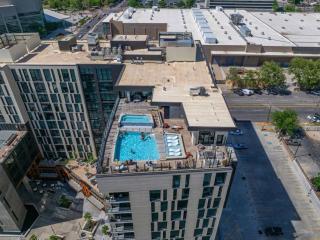 Sky High Views Lux 2bd 2ba Rooftop Pool HTub Gym - 2