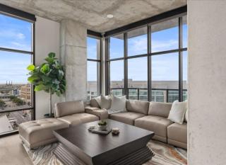 Sky High Views Lux 2bd 2ba Rooftop Pool HTub Gym - 1