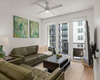 Downtown Luxury 2BD 2BA Pool Spa Pking Bowling - 0