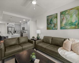 Downtown Luxury 2BD 2BA Pool Spa Pking Bowling - 3