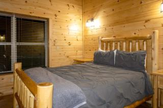 Moonbow Cabin - Secluded Couples Cabin with Hot Tub - 1