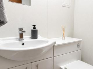 Charming 1 BDR in Renfrew - Sleeps 2 - Parking - 3