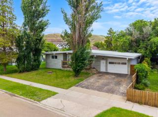 Jurassic Villa Family Retreat in Drumheller - 4