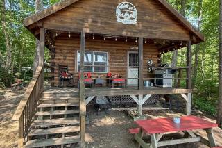 Cozy log cabin w/ deck, BBQ grill & outdoor firepit on Lower Wilson Pond - 9