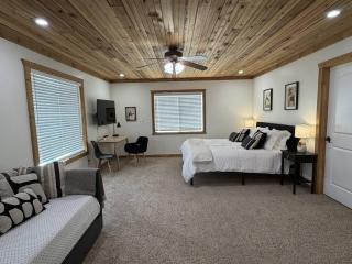 Bear Lake Views, Hot Tub, Pet Friendly, Sleeps 12 - 1