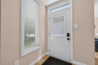 Family Townhome with outdoor pool access - 4