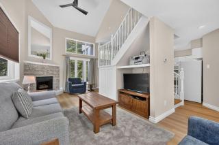Family Townhome with outdoor pool access - 1