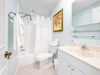 Rare Garden Studio | Pool Deck Access + Beach - 3