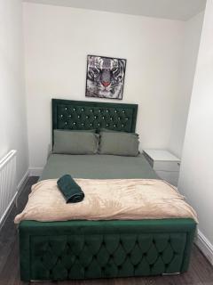 Elegant 3BR Doncaster Home Near Town Centre - 9