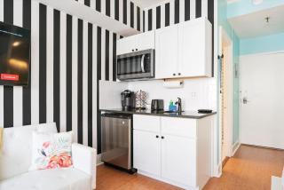 The Flamingo Flat | Steps to Beach + Heated Pool - Palm Beach - 6