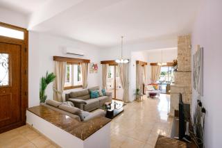 Villa Rafaella Private Pool, Gym & Jacuzzi - 3