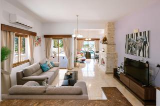 Villa Rafaella Private Pool, Gym & Jacuzzi - 2