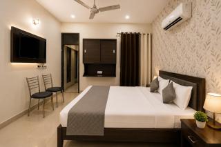 Hotel Devine Opp Jubilee Walk Mall & Near Gurdwara Sohana - 2