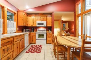 Glacier Creek Cabin Queen Suites with Hot Tub - 5
