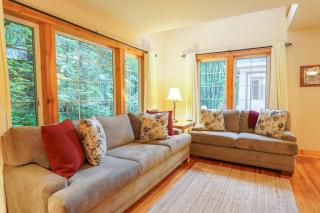 Glacier Creek Cabin Queen Suites with Hot Tub - 4