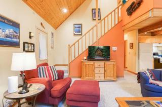 Nostalgic Mt Baker Cabin with King Bed in Snowline - 6