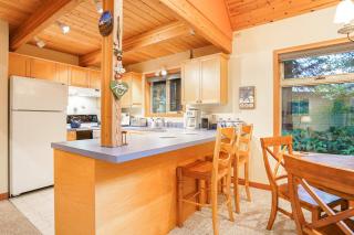 Nostalgic Mt Baker Cabin with King Bed in Snowline - 5