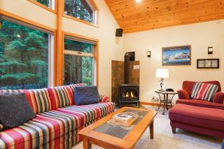 Nostalgic Mt Baker Cabin with King Bed in Snowline - 4
