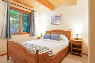 Nostalgic Mt Baker Cabin with King Bed in Snowline - 3