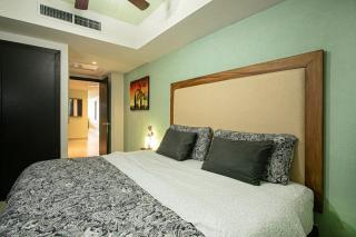 Grand Venetian Beachfront Condo with Cool Views King Bed - 6
