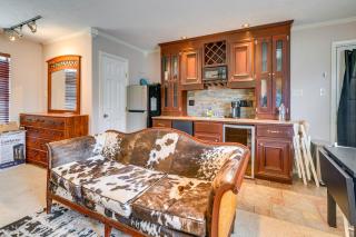 Shared Game Area! Tomball Apt 7 Mi to Downtown - 9