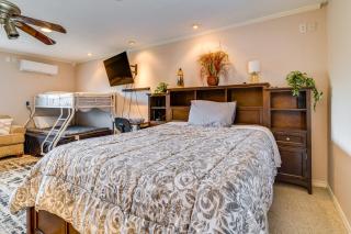Shared Game Area! Tomball Apt 7 Mi to Downtown - 8