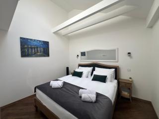 Luxusní apartmán 3kk, výhled na náměstí, 10 min k pláži - 9