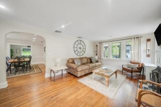 Huntington Village 4BR Walkable Sleeps 8 - 9
