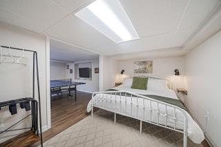 Huntington Village 4BR Walkable Sleeps 8 - 8