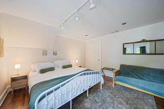Huntington Village 4BR Walkable Sleeps 8 - 6
