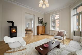Central, newly renovated apartment with two bathrooms! - 0