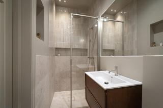 Central, newly renovated apartment with two bathrooms! - 3