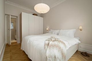 Central, newly renovated apartment with two bathrooms! - 2