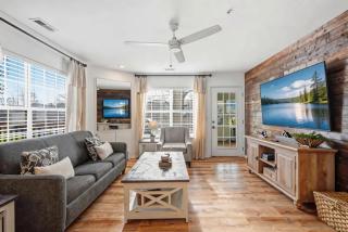 Lakefront condo overlooking Marina - 0