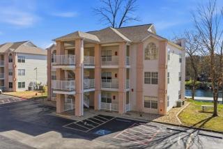 Lakefront condo overlooking Marina - 9