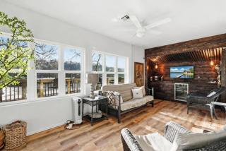 Lakefront condo overlooking Marina - 6