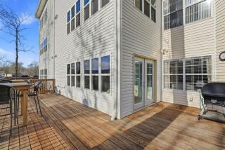 Lakefront condo overlooking Marina - 4