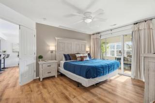 Lakefront condo overlooking Marina - 3