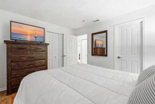 Lakefront condo overlooking Marina - 1