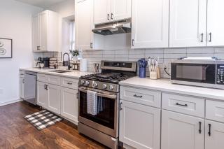 Ann Avenue Modern 3BR Home, Near Downtown with Free Parking - 8
