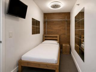 Downtown Vancouver, Sleeps 7, Pool & Hot Tub - 1