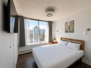 Downtown Vancouver, Sleeps 7, Pool & Hot Tub - 2
