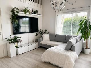 Hopea Villa, Vuokatin ytimessä sisältyy Sauna, ilmainen pysäköinti, Wi-Fi, iso 75smartTV, omapiha, sopii perheille, parvellinen tilava kaksio, 1x 160cm sänky, 1x 160cm vuode sohva, 2x 120cm sänky - 0
