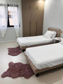 Modern Portmore House with private pool & gym access - 8