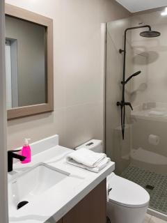 Modern Portmore House with private pool & gym access - 6