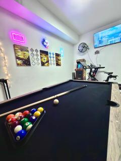 Game Room, Hot Tub, Gym, BBQ, 7 mins to NRG Stadium & Med Center - 4