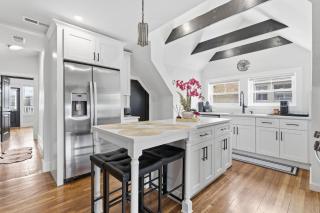 Bright and spacious 3BR Apt, gated 2 car parking - 0