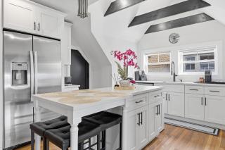 Bright and spacious 3BR Apt, gated 2 car parking - 7