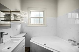 Spacious 4 BR, near Barossa, Sleeps 8, Fireplace - 3